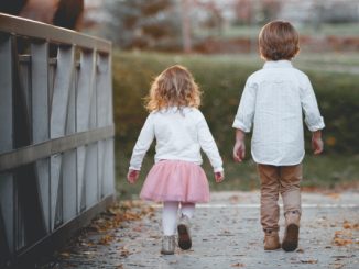 un frères et une soeurs marchent après un test ADN